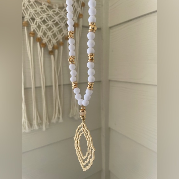 White And Gold Beaded Pearl Necklace - Picture 2 of 5